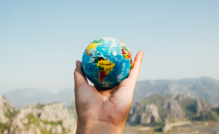 Conheça as oportunidades de intercâmbio, viagem e estudo para brasileiros no exterior