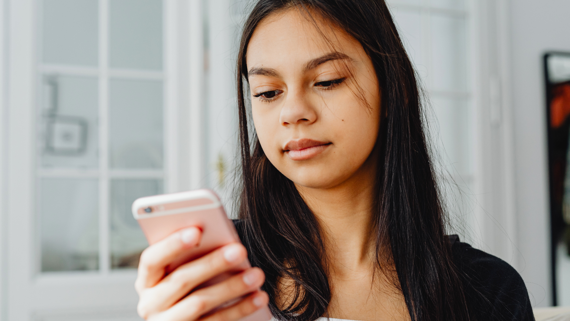 Entenda os impactos do uso excessivo do celular na infância e adolescência